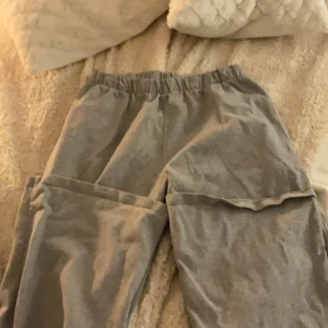 Grå byxor sweatpants - Från brandy meville tror jag, säljer pga att de är för stora i midjan för mig. Typ L,M i midjan, S i längden, väldigt stretchiga i midjan osv. Använt få ggr kanske 5 ggr typ.