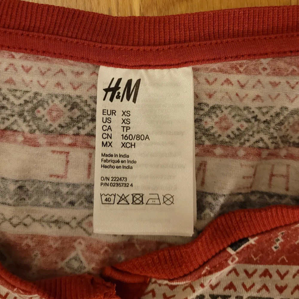 Pyjamastopp från H&M. Använd, men har inga defekter alls! Kan fraktas, men köparen står för frakten 💕. Toppar.