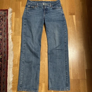 Arrow Low Rise Jeans 24/30 - Säljer mina jeans från Weekday i mörkblå. Jeansen är använt mindre än 5 gånger och är i bra skick.