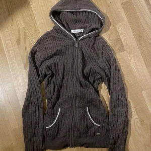 Kofta  - superfin brun kofta som inte kommer till användning, storleken är i M men sitter även bra på mig som normalt sätt har xs/s. DM för fler frågor🤘