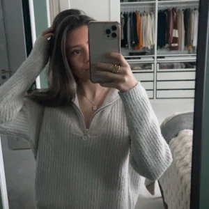 Stickad tröja med dragkedja  - En stickad tröja som är använd ca 3 gånger och är i bra skick! 