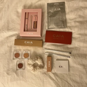 Caia paket  - 3 st ögonskuggor (oanvända) 2 ögonskyggaborstar (oanvända) liquid highlight oanvänd (inte öppnad) presentpaket (en mascara, 1 ögonbryns gel transparant och läppglans) oöppnat. Rött läppstift (endast testad) sheet mask 1st, ögonskuggpalett (knappt använd) 