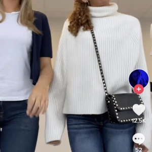 Vit stickad tröja med krage  - Jätte fin tröja nästan aldrig använd då den inte är min stil, jag brukar ha s/m i tröjor pga hur jag vill att den ska sitta skulle säga att denna är mer mot M än s. Lånad bild på första 