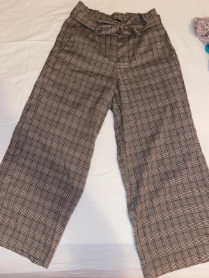Vero Moda  - Ett par fina kostym byxor i storlek S och är korta i benen men inte änvänt så mycket. Man får stå för frakten själv och pris för frakten kan vi diskutera🥰