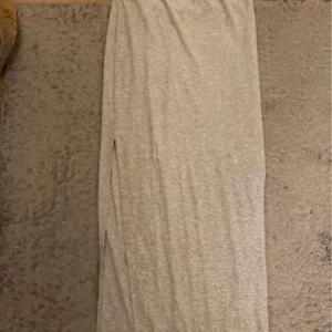 Lång kjol med split - En lång sommarkjol som är jättefin men är inte till användning längre så passa på och sälja den. Jag har bilder när jag har på mig den så om du är intresserad kan jag skicka när jag har på mig den