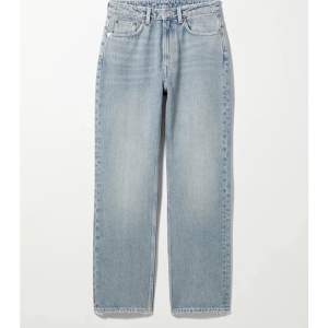 Jeans från weekday i modellen voyage high straight jeans i färgen verona blue. Knappt använda och säljer då de inte kommer till användning💕