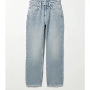 Jeans från weekday i modellen voyage high straight jeans i färgen verona blue. Knappt använda och säljer då de inte kommer till användning💕