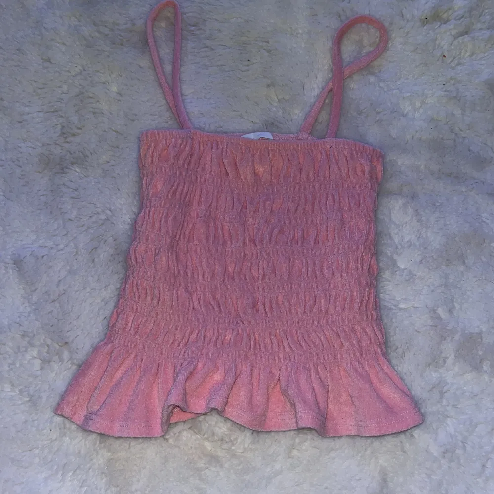Ett rosa linne med en minitjol och mjukt material. Använd en gång. Storlek XS men är mycket stretchig. Från H&M. Toppar.