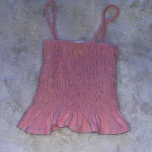 Ett rosa linne med en minitjol och mjukt material. Använd en gång. Storlek XS men är mycket stretchig. Från H&M