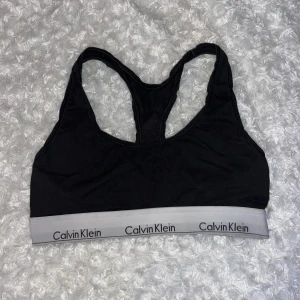 Calvin Klein bralette  - Väldigt bekväm! Använda kanske 5 ggr men har för mycket liknande så ligger bara i garderoben. Har blivit lite noppig i sömmen men annars väldigt fin. Storlek M men passat på mig som vanligtvis har S på likande toppar, så liten i storleken enligt mig. 