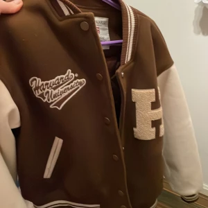 snygg jacka säljes (oversize) - bekväm, använder ej längre därav säljer. Bra skick, inga fläckar eller hål. 