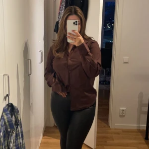 Brun skjorta  - Brun oversized skjorta i storlek xxs