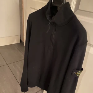 Stone Island half zip - Svart stone island half zip i storlek M. Köpt på Stone Island butiken i Stockholm för 2700kr. Qr kod och kvitto finns. Använt skick. Köparen står för frakt 📦 