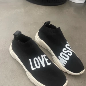 Moschino skor - Knappt andvända skor som är jätte fina. Inte riktigt min stil därför säljer jag dem. Andvända ca 3 ggr. Nypris 1795kr. Passar 40/41