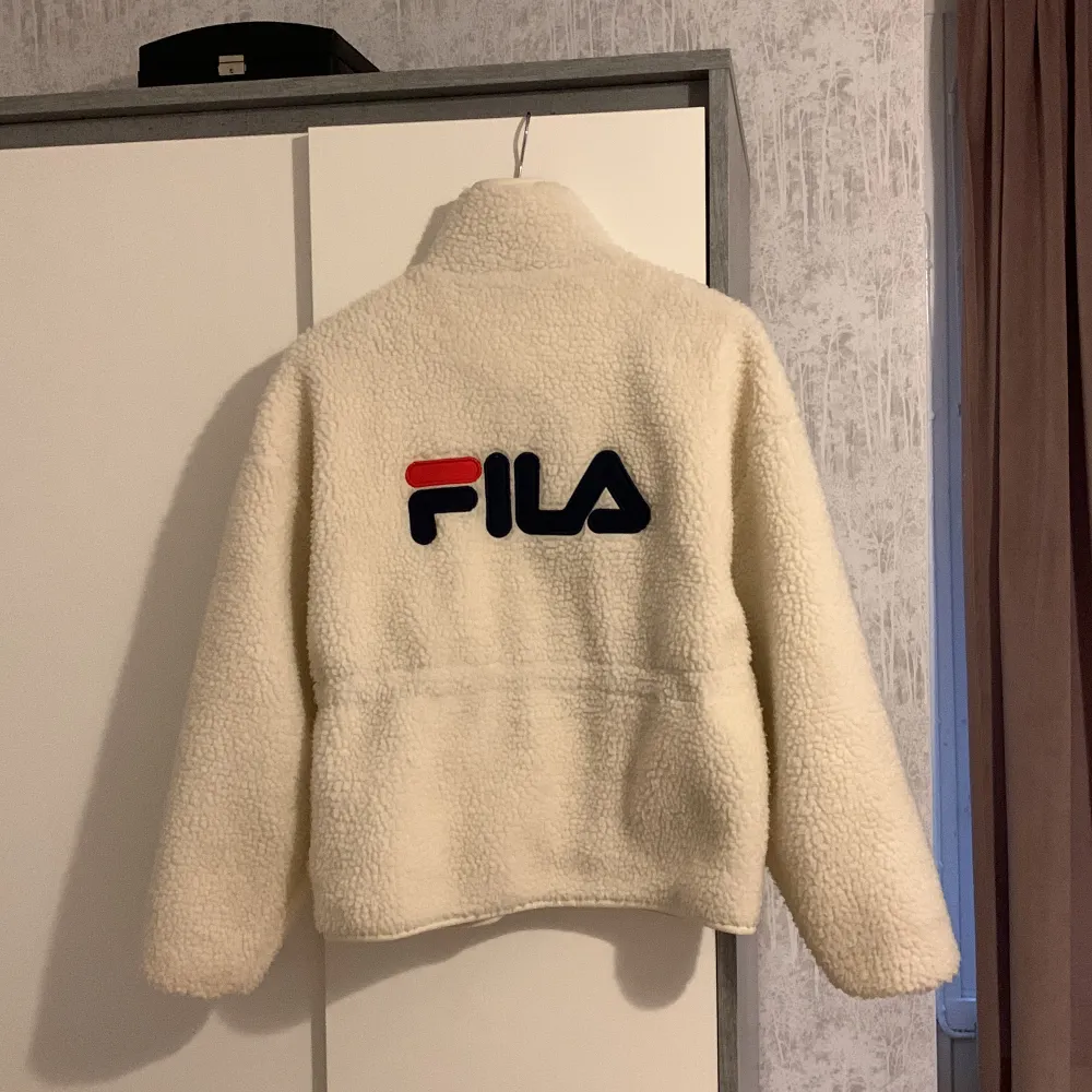 Fila jacka ny stl xs small sitter fint på och  är ny finns i centrala gävle kan skickas med . Tröjor & Koftor.