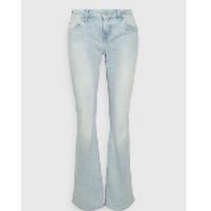 Ltb jeans i roxy modellen (mid waist flare). Ljusblåa och storlek 31/34. Använda en gång säljer pga inte riktigt min storlek. Köpta för 579kr säljer för 350kr. Helt slutsålda. 💕🫶