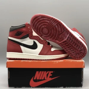 Jordan 1 retro high - Ett fint par handplockade av oss på Kicker’s har ni fler frågor skriv gärna, finns i de flesta strl! Alltid 10/10🤩 (oanvända)  Obs fåtal!
