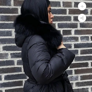 Svart dunjacka med päls - Helt oanvänd dunjacka från FUR Stockholm i strl S. Jag säljet den då den tyvärr är för stor för mig. Lappar/taggar sitter kvar. Nypris: 2799kr 