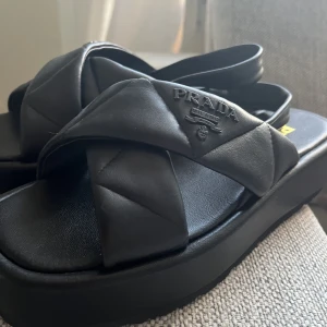 Prada sandals strl 38 - Säljer helt nya sandaler i äkta ko läder, strl 38