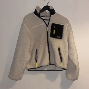 Teddy jacka från Hm - En vit teddy jacka från hm , jätte mysig material. Passar bra till vintern. Har använt den i 3 månader och jackan är i väldigt bra skick 