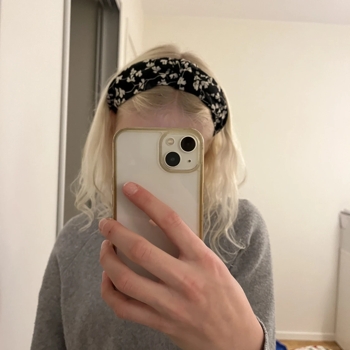 Svart diadem med vita blommor på🐚 - 90