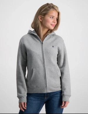 Zip hoodie - Säljer min gråa hoodie från Ralph Lauren. Super bekväm och bra att ha! Som ny kostar den 1000 kronor😊