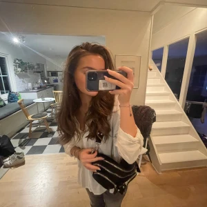 Svart axelväska - Skit snygg svart axelväska, rymmer extremt mycket men väldigt stilren!! Säljer pga att jag fått en ny liknande. Pris diskuterbart, skriv vid minsta intresse💕💕