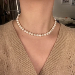 Pärlhalsband  - Säljer mitt jättefina pärlhalsband från Pearls For Girls. Använd några få gånger och nypris är 399 kr.
