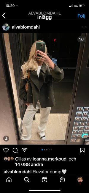 Mango Grön Kappa  - Säljer denna supersnygga kappa från Mango! Sparsamt använd🧸  Storlek L men passar perfekt M/S om man vill ha den lite mer oversized.  Nypris 1199⚡️⚡️ Köpare står för frakt🫶🏼 Inte min bild! 