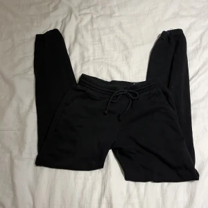 Svarta mjukisbyxor - Sjukt sköna mjukisbyxor! De är i bra skick förutom att de har två hål.