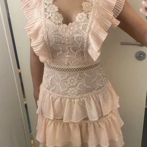 Puderrosa klänning - True Decadence - Klänning från True Decadence. Puderrosa. Aldrig använd. Lappen sitter kvar. Storlek 38 men jag skulle säga att jag som är 36a satt den perfekt på. Säljer för att jag inte tycker om att visa mina vader, alltid haft komplex och fick inte att bota. 