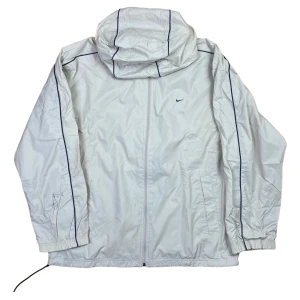 Vintage Nike Jacka - Vintage Nike jacka i storlek Medium men passar som en large. Fin cremevit färg men tyvärr flera fläckar och därför är det budgivning fårn en krona.