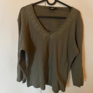 Mörkgrön tröja m broderi - Bra skick