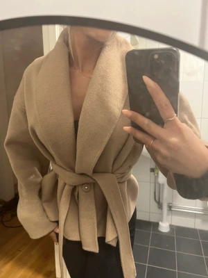 Other stories jacka - Strl xs, kort beigebrun kappa. Jättefint skick, säljer för använder ej!! 