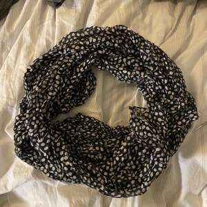 Jättesöt prickig scarf, mellan 1,5 och 2 meter lång! Billig frakt!😙