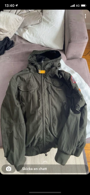 Parajumper jacka - Väldigt fin jacka i bra skick! fick köpa den av en vän tidigare i år men kommer aldrig till användning, inget kvitto finns! Är storlek L passar mig bra som är 190cm