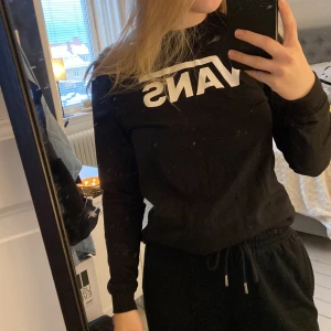Vans tröja - Storlek: S (dam) Skick: Väldigt bra skick. Nypris: 199kr Pris kan diskuteras vid snabb affär!❤️
