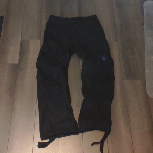 Brandit Pure Vintage Cargobyxor Svart - Cargos i nyskick (knappt använd). Jättesköna byxor med många fickor. Relaxed/Oversized fit.  Köparen står för frakt.