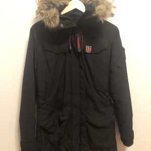 Fjällräven vinterjacka storlek s  - Mysig och varm fjällväven vinterjacka som passar perfekt nu till vintern. Skriv gärna vid intresse💕