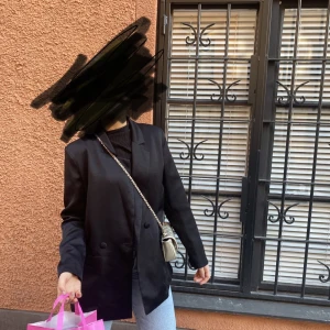  Söker!! Satin blazer Ginatricot - Har tappatbort min favoritblazer från ginstricot, är det någon som råkar ha den och vill sälja den till mig? 