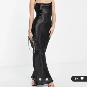 Balklänning - Supersnygg maxiklänning från Asos i satin med snörning på ryggen💞 Stl: 36 (xs/s) Jättefin passform. Den är ganska lång, passar mig som är 173cm perfekt!💞 Nypris: 719kr Den är i superbra skick då den endast är använd vid 1 tillfälle under några timmar💕