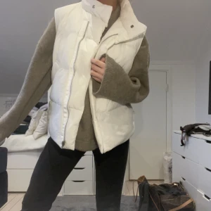 Vit dunväst -oanvänd  - Vit tjock dunväst från Boohoo strl.36 men oversize. Helt oanvänd köpt för 599kr säljer för 250kr