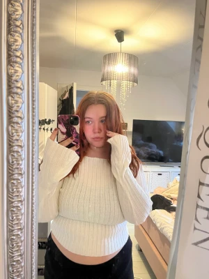 Shein stickad tröja  - Tunn stickad tröja ifrån SHEIN i storlek L. Sann i storlek men en aning kort i längden. Använd en gång. Säljer pga för kort.