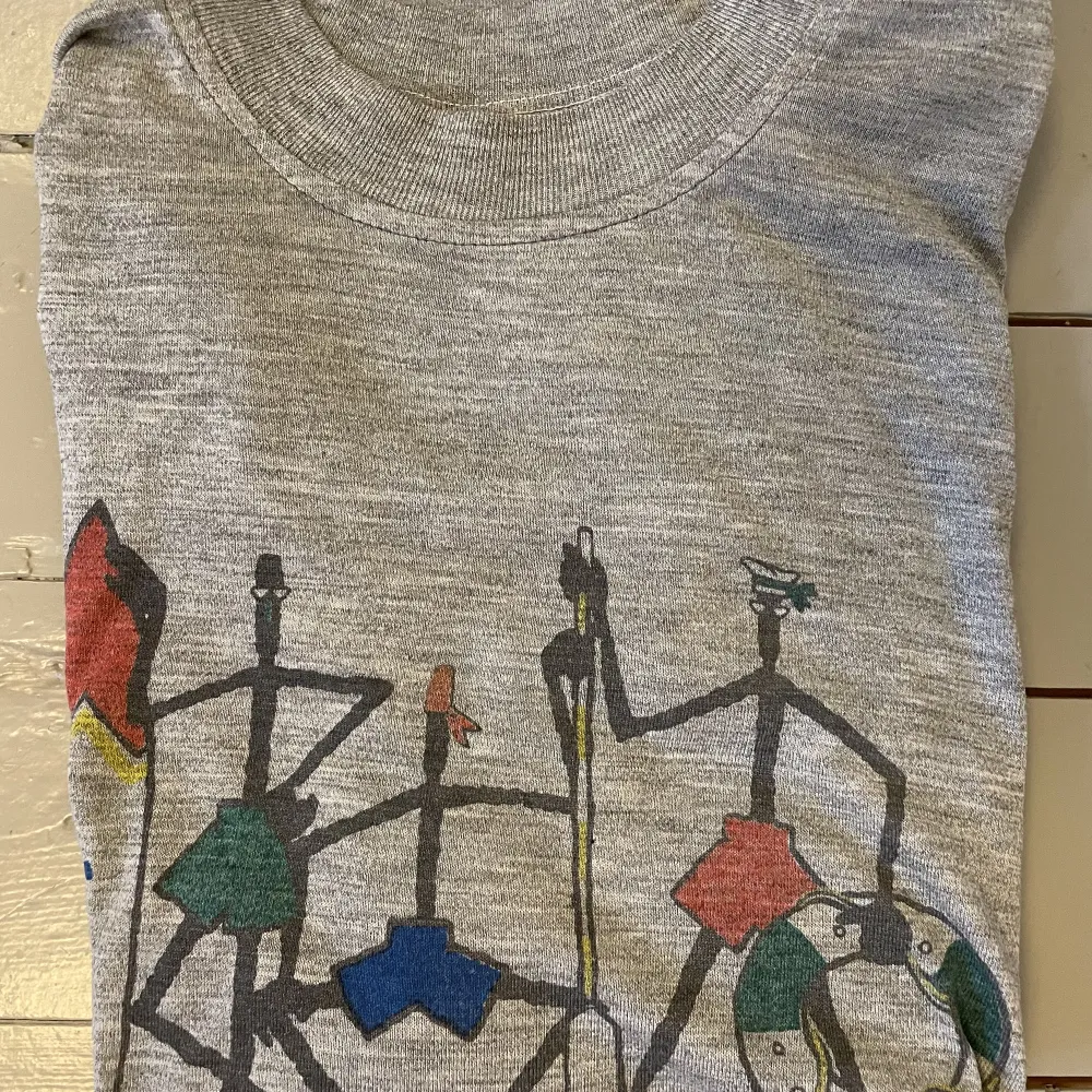 Unik retro T-shirt med Beach motiv. Super snygg tröja jag tyckt om i många år. Storlek: L  ✨köparen står för frakten✨. T-shirts.