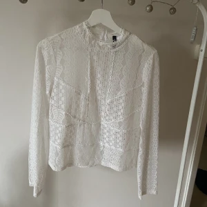 Topp från H&M i storlek 38 - Vit spetstopp med långa ärmar från HM i storlek 38. Använd några få gånger men har inga anmärkningar! 🥰 