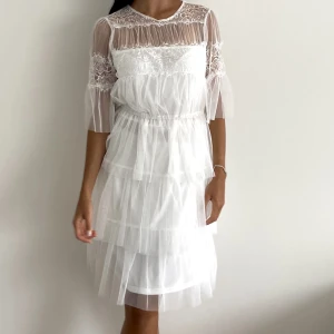 Vit klänning/ student  - Vit klänning i strl 40, passar 38. 