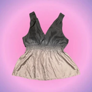 Linne - Så gulligt linne i sidenliknande tyg😍🙌🏼 Funkar både vardags och till fest!🕺🏼Har en resår under brösten vilket gör att den sitter superfint💗 Den är lite skrynklig men kan såklart stryka den innan jag postar! Skriv privat vid intresse o frågor!🫶🏻