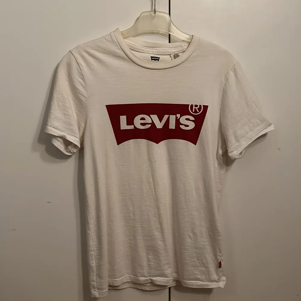 Säljer en T-shirt från Levis. Den är i storlek xxs men den passar även till sig som har xs. . T-shirts.