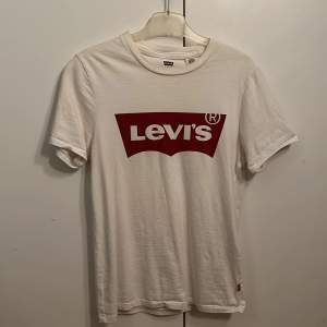 Säljer en T-shirt från Levis. Den är i storlek xxs men den passar även till sig som har xs. 