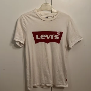 T-shirt  - Säljer en T-shirt från Levis. Den är i storlek xxs men den passar även till sig som har xs. 